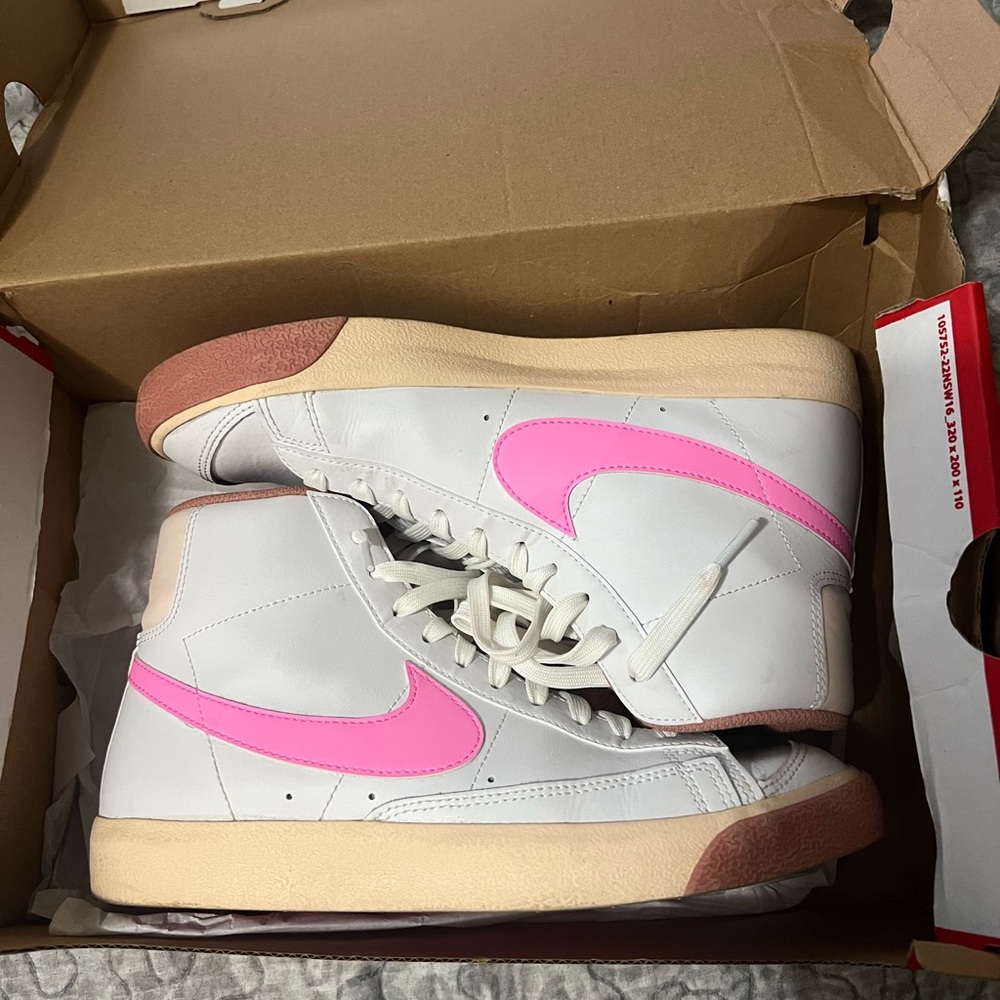 Nike Women's Sneakers - White and Pink